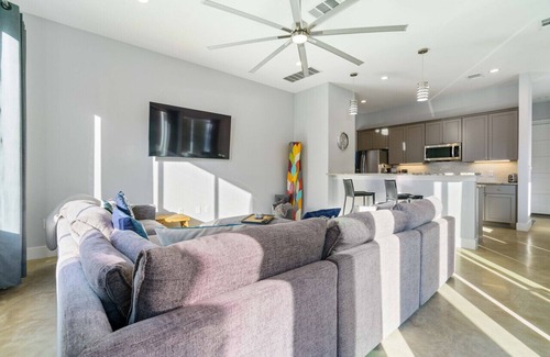 Lake Austin Village House | Austin Oasis Escape | Walk to Lake | Boat Launch