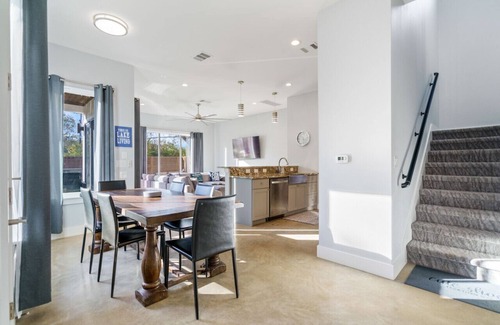 Lake Austin Village House | Austin Oasis Escape | Walk to Lake | Boat Launch