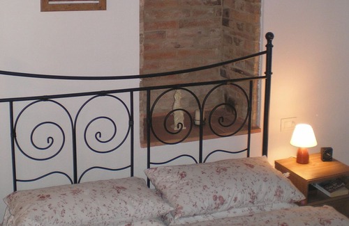 Monte Rinaldo House | Authentic and spacious 3 storey townhouse in the historic centre of hilltop town
