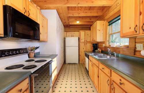 Tabernash Cabin | Authentic log cabin, large yard, private HT
