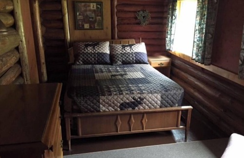 Northome Cabin | Authentic Log Cabin Pet Friendly Northshore Bay Resort