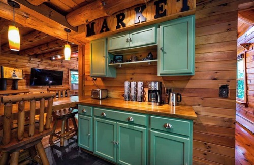 Lake Ariel Cabin | Authentic Log Cabin * Short walk to Lake & Hideout