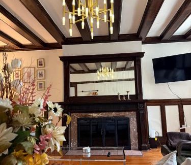 Golden Square Mile Apartment | Authentic Spacious 1BDR In Downtown Montreal