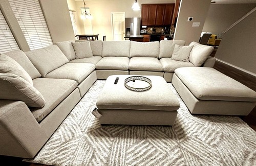 Round Rock Apartment | Autin - Family & Groups - Modern Lux