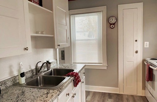 Pontiac House | AutoManiac spot in the heart of Pontiac/3 beds 2 baths