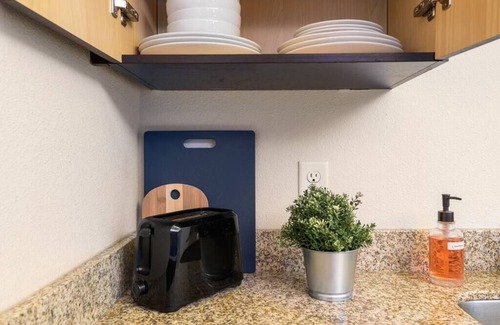 Prairie Village Apartment | Autumn Seas 1 BR Free parking Wi-Fi and Gym access
