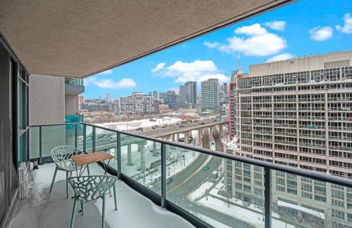 Fort York Apartment | Autumnaly Whisper 2 BR & DEN in the Heart of the City