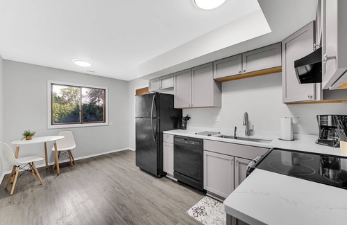 Munster Apartment | AVAIL 10/7/25- NEW 2BED CONDO by Hospital & Chicago