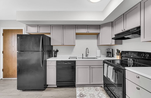 Munster Apartment | AVAIL 10/7/25- NEW 2BED CONDO by Hospital & Chicago