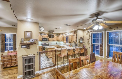 Austin House | AVAILABLE! Hill Country Resort Style SPA/POOL-Sleeps 14 (20min DOWNTOWN