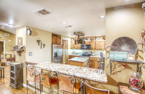 Austin House | AVAILABLE! Hill Country Resort Style SPA/POOL-Sleeps 14 (20min DOWNTOWN