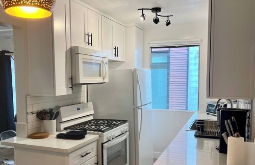 Beverly Grove Apartment | Available June 13th Weho 1+1 - Walk to Cedars-Sinai and Melrose Place