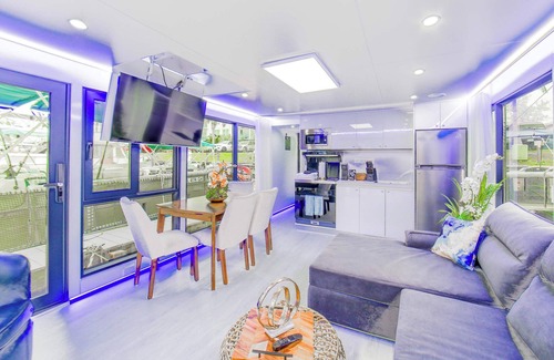 Merritt Island Boat Rental | Avalon 2-Bedroom Floating Home
