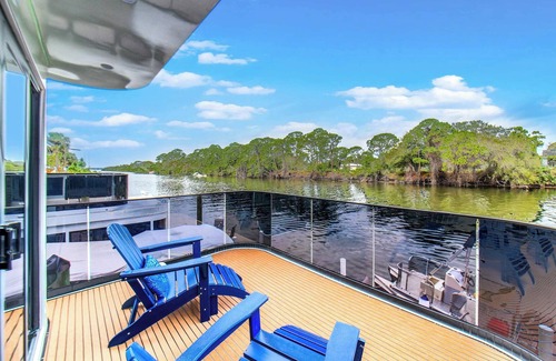 Merritt Island Boat Rental | Avalon 2-Bedroom Floating Home
