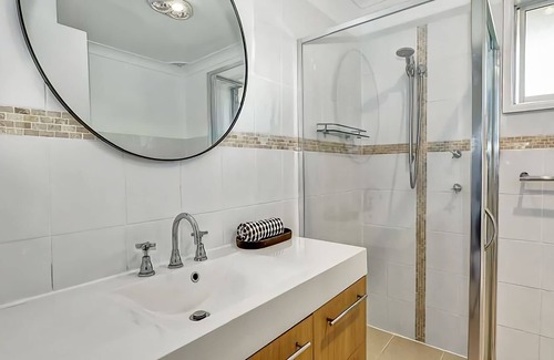 Nambucca Heads House | Avalon 2, Pet-friendly home featuring 2 bedrooms, a modern bathroom with spa bath
