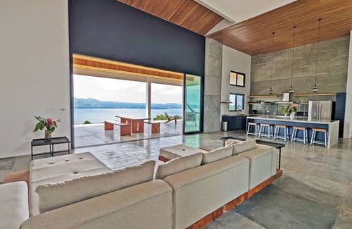 Nuevo Arenal House | Ave Paraiso - Quiet lake house with epic view