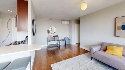 East Falls Apartment | Avenue A1111 Skyline Furnished 1br Apartment Pool