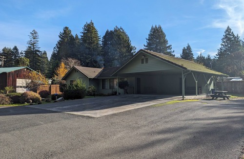 Bridgeville House | Avenue of the Giants Burl bungalow