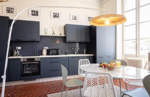 Avignon City Centre Apartment | Avignon Intra-muros, vue Palais des Papes