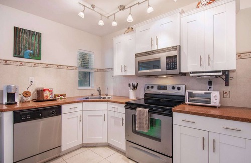 Tropic House | Avocado · Elegant Retreat Close to Beach & Arts District