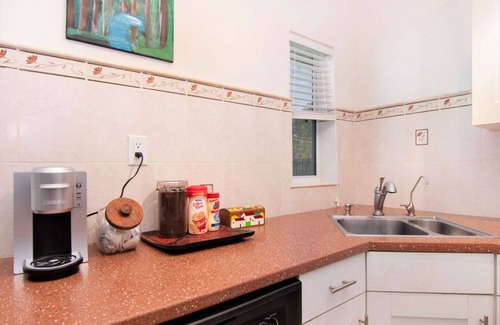 Tropic House | Avocado · Elegant Retreat Close to Beach & Arts District