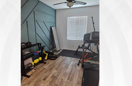 Tolleson House | Avondale - Room