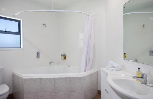 Whakatane Hotel | Awa Motel