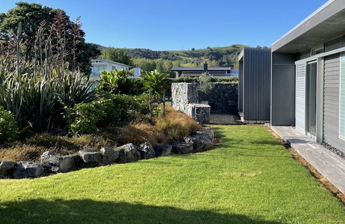 Omaha House | Award Winning Beach House - 100m from Beach