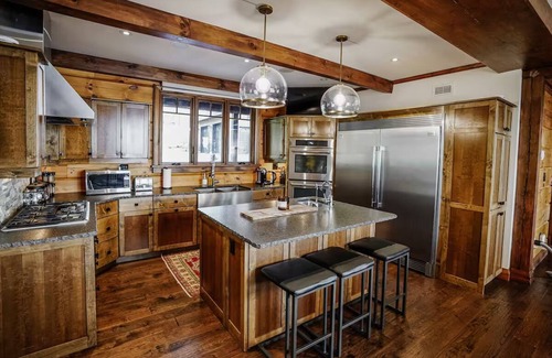 Selwyn Cottage | Award-Winning Luxury Waterfront Log Home Retreat!