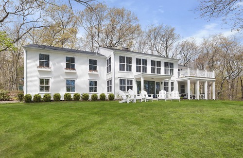 The Heights House | Away From it All! Bright, generous and well located 5-bedroom/3.5 Heights house