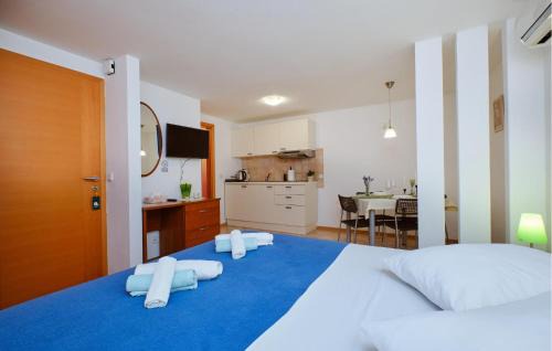 Cres Apartment | Awesome Apartment In Cres With Wifi