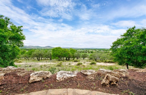 Comfort Apartment | Awesome Cabin at Riven Rock Ranch in Comfort