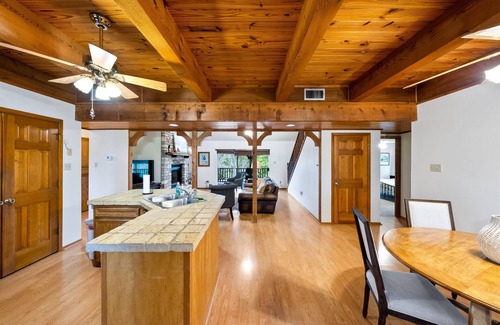 Center Point House | Awesome Comfort River House
