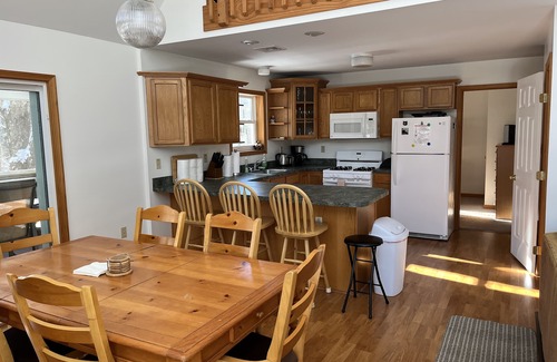Pocono Lake Ski Chalet | Awesome Fully Equipped Arrowhead Lake Chalet - Fast WiFi - Book Now!