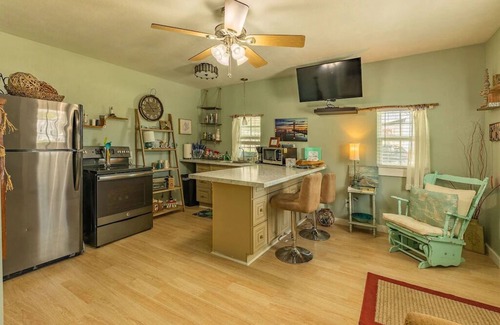 Bacliff Cottage | Awesome getaway on the Bay! Get on island time w/us! Swim, Fish & play all day
