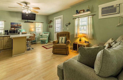 Bacliff Cottage | Awesome getaway on the Bay! Get on island time w/us! Swim, Fish & play all day