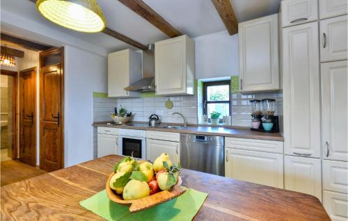 Breznicki Hum House | Awesome Home In Breznicki Hum