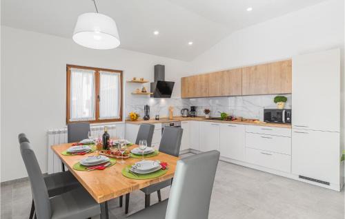 Sveti Donat House | Awesome Home In Buzet With Wifi