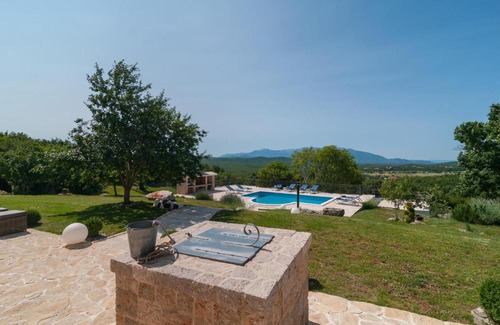 Cista Provo House | Awesome home in Cista Provo with WiFi, Private swimming pool and Heated swimming pool