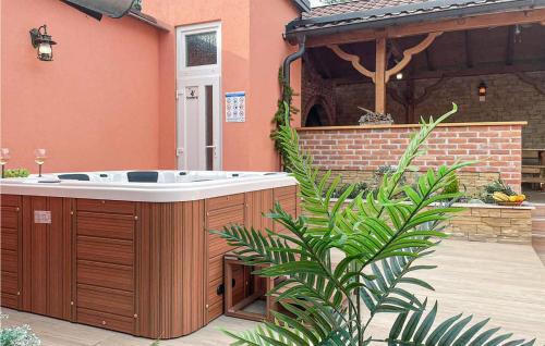 Daruvar House | Awesome Home In Daruvar With Jacuzzi