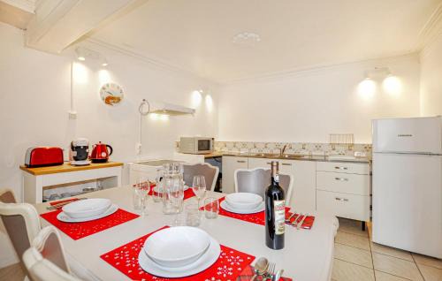 Dun House | Awesome Home In Dun With Wifi