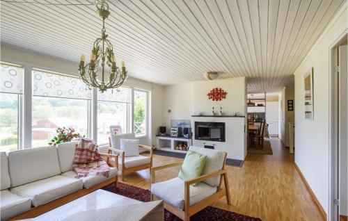 Apelgarden House | Awesome Home In Hjälteby With Wifi