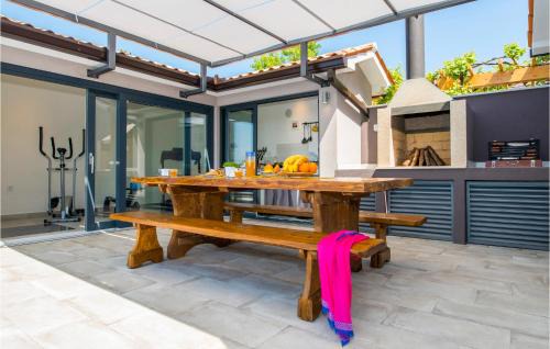 Viskovici House | Awesome Home In Koromacno With Sauna