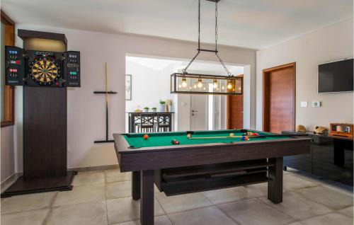Viskovici House | Awesome Home In Koromacno With Sauna