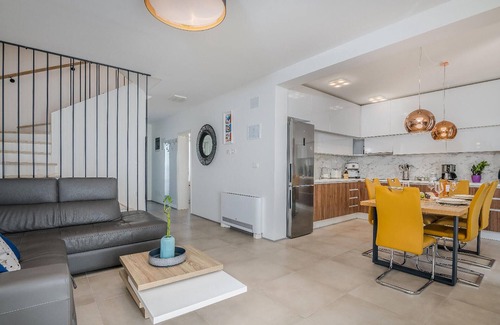 Novigrad House | Awesome home in Novigrad with kitchen