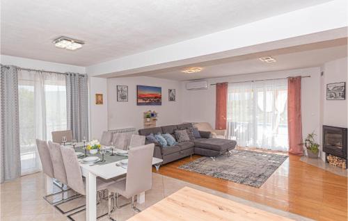 Ruzic House | Awesome Home In Ruzic With Jacuzzi