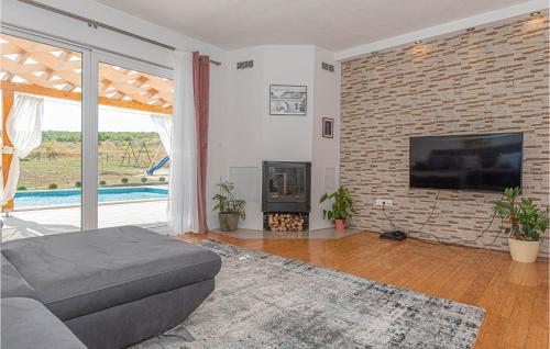 Ruzic House | Awesome Home In Ruzic With Jacuzzi