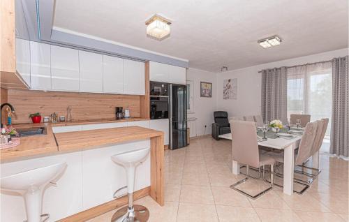 Ruzic House | Awesome Home In Ruzic With Jacuzzi