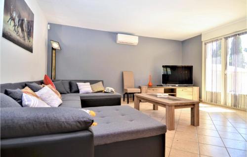 Saint-Laurent-La-Vernede House | Awesome Home In Slaurent-La-Vernede