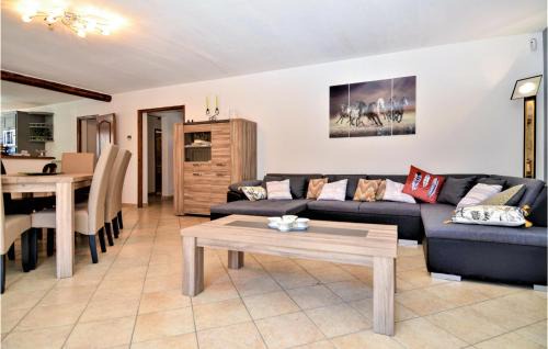 Saint-Laurent-La-Vernede House | Awesome Home In Slaurent-La-Vernede